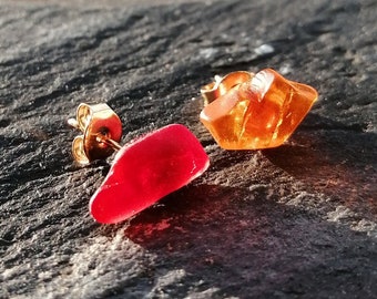 Orange and red sea glass gold stud earrings, Upcycled gold stud earrings, Asymmetrical mismatched small gold stud earrings, Girlfriend gift