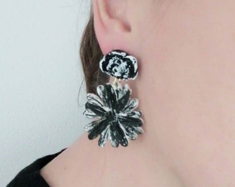 Large Daisy earrings in black and white, 90s inspired Daisy earrings, Grunge earrings, Handmade Polymer clay Daisy earrings, Flower earrings