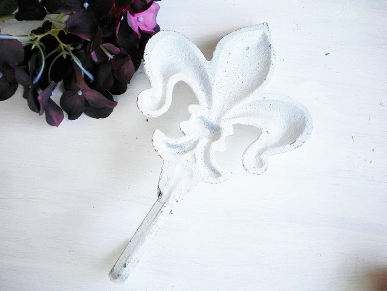 Sale Sale Shabby French Hook With Fluer Di Lis Motif Price For 1 Metal Wall Hook for Towels Coat.