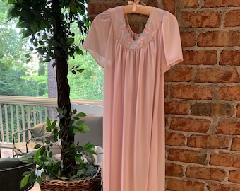 80s NIGHTGOWN SHADOWLINE LONG to Ankle Full Length Medium Neckline Embroidered Flowers Short Sleeves Nylon Pink