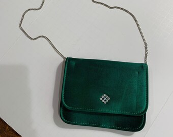 Bolso de noche de tela verde de los años 80 con cadena plateada y espejo.