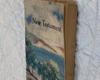 1952 NEW TESTAMENT POCKET Book Paperback 4 7/8” x 3 3/8” x 1/2” Binding Intact Writing on Front Cover Religious