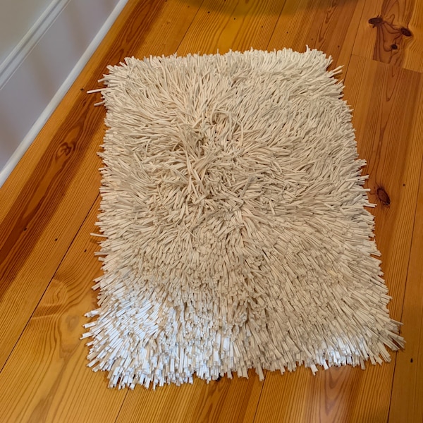 MidCentury Shag Rag Rug Dreamweavers Beautiful Throw Shag Rug 2'’ x 3’ x 4” depth White Vintage Dense Heavy & High-end Fine construction