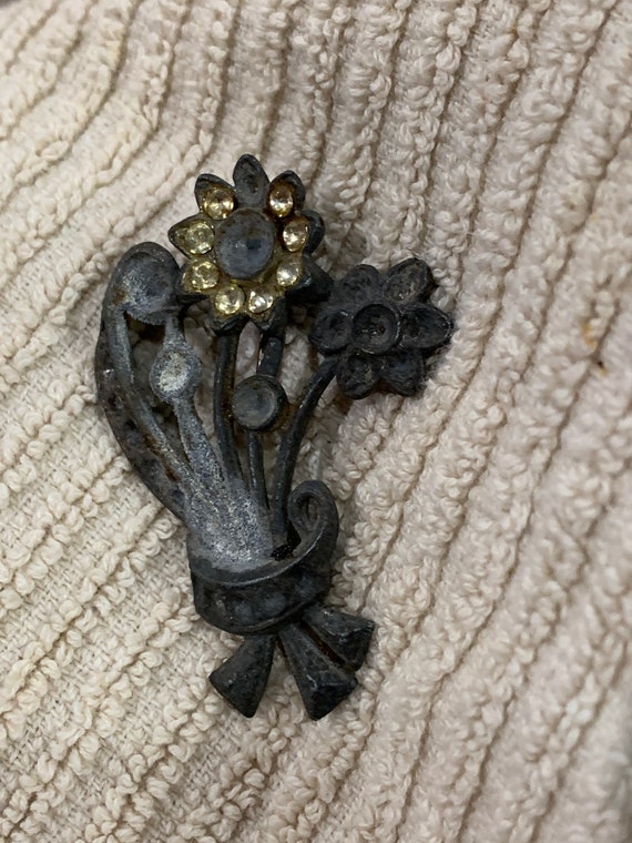 30s BROOCH Rhinestone & Pot Metal Flower Brooch P… - image 2
