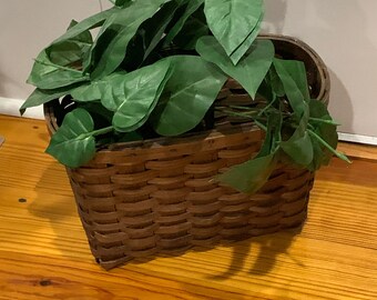 Cesta tejida de roble vintage con asa de madera, contenedor de almacenamiento de mediados de siglo.