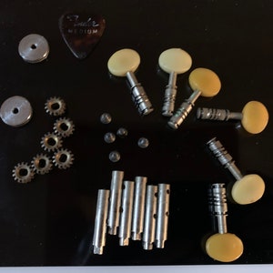 80s LOT GUITAR Parts 6 Keys, 1 Fender pick Medium in animal print, Pictured tuning parts Authentic Vintage Guitar Folk Country Group Musical
