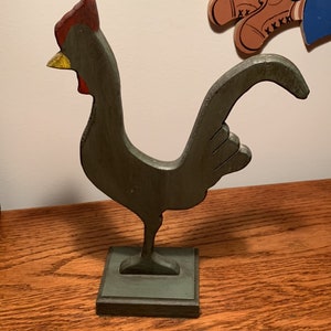 Vintage Standing Wood Carved Sculpture Green Rooster Perched On Rectangular Pedestal Handpainted Country Free-Standing Sign Kitchen 9 1/2"h