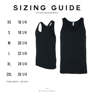 Op de afbeelding: Maattabel voor tanktops met metingen in inches. De tabel toont maten XS tot en met 2XL met de bijbehorende borstwijdtes. De afbeelding toont twee zwarte tanktops.