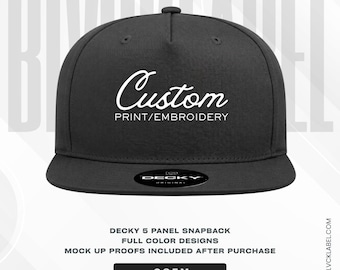 Può includere: Un cappellino snapback nero a cinque pannelli con la scritta bianca Custom PRINT/EMBROIDERY sul davanti. Un adesivo circolare DECKY ORIGINAL si trova sulla visiera piatta. Il testo DECKY 5 PANEL SNAPBACK, FULL COLOR DESIGNS, MOCK UP PROOFS INCLUDED AFTER PURCHASE e OSFM appare sotto.