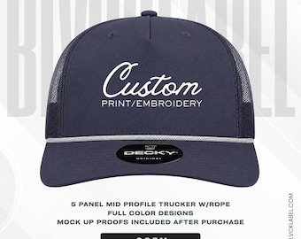 Può includere: Un cappellino trucker blu navy a cinque pannelli con retro in rete e un dettaglio a corda argentata sulla visiera. La parte anteriore presenta la scritta bianca Custom PRINT/EMBROIDERY. Un adesivo nero sulla visiera mostra il marchio DECKY ORIGINAL.