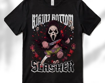 Può includere: Una t-shirt nera a maniche corte con la grafica di un personaggio in tunica nera con cappuccio e maschera che impugna un coltello. Il testo BIKINI BOTTOM SLASHER è stampato in bianco. Il personaggio indossa pantaloncini viola e gialli.