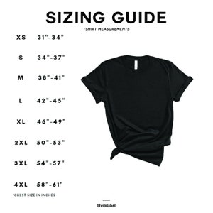 Op de afbeelding: Maattabel voor T-shirts met borstmaat in inches. XS: 31-34", S: 34-37", M: 38-41", L: 42-45", XL: 46-49", 2XL: 50-53", 3XL: 54-57", 4XL: 58-61".
