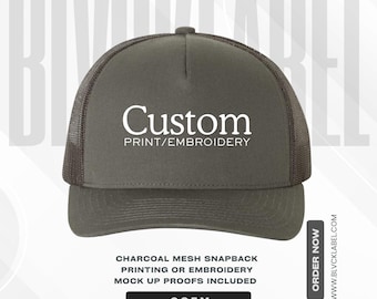 Può includere: Un cappellino snapback grigio antracite con retro in rete e pannello frontale solido. La parte anteriore presenta un testo bianco che recita Custom PRINT/EMBROIDERY. Il testo sotto il cappellino recita CHARCOAL MESH SNAPBACK PRINTING OR EMBROIDERY MOCK UP PROOFS INCLUDED OSFM.