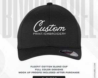 Può includere: Un cappellino da baseball nero con la scritta bianca Custom PRINT/EMBROIDERY sul davanti. Il cappellino include un piccolo adesivo circolare sulla visiera. Il testo sotto il cappellino recita FLEXFIT COTTON BLEND CAP, FULL COLOR DESIGNS, MOCK UP PROOFS INCLUDED AFTER PURCHASE e 3 SIZES.