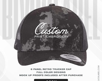Può includere: Un cappellino trucker con motivo mimetico nero e grigio, retro in rete e visiera curva. Il pannello frontale presenta la scritta bianca Custom PRINT/EMBROIDERY. Un adesivo circolare è sulla visiera e il testo 6 PANEL RETRO TRUCKER CAP è riportato sotto.