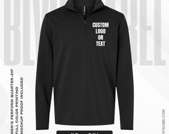 Può includere: Una maglia nera a maniche lunghe con chiusura a zip di un quarto e colletto rialzato. L'area del petto sinistro mostra il testo bianco CUSTOM LOGO OR TEXT. Il capo è disponibile nelle taglie dalla XS alla 3XL come indicato di seguito.