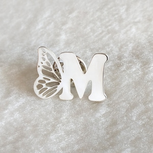 Pin de solapa con letra de mariposa, pines de solapa de mariposa, pin de solapa con letra de mariposa personalizado, pin de solapa de boda personalizado, pin de solapa para hombre, regalo para ella
