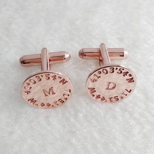 Abotoaduras de casamento com coordenadas personalizadas, abotoaduras com latitude e longitude gravadas, abotoaduras com coordenadas e iniciais, presente de casamento para noivo