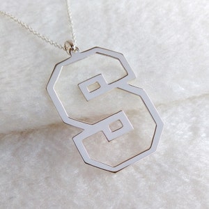 Collar con letra de contorno, collar de contorno de plata, collar personalizado con una sola letra, collar con una sola letra, collar con una sola inicial