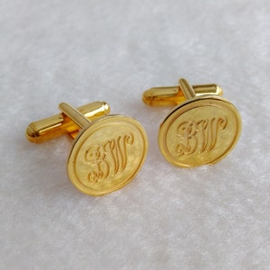 Gemelos personalizados, gemelos con inicial circular, gemelos dorados para hombre, gemelos con monograma grabado, gemelos elegantes con monograma.