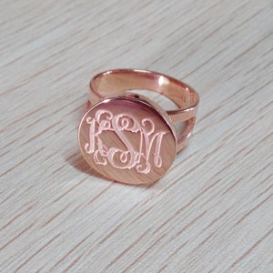 Bague monogramme en or, bague nom personnalisée, bague initiale, bague plaque signalétique, bague monogramme gravée, cadeau de Noël