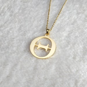 Peut inclure: Un collier en or avec un pendentif en forme de lettre 'O' avec un 'H' plus petit &agrave; l'int&eacute;rieur. Le pendentif est sur une d&eacute;licate cha&icirc;ne en or.