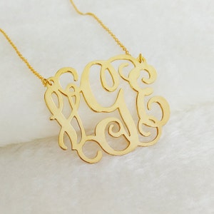 Collar grande con monograma dorado, collar personalizado de 2 pulgadas, collar con 3 iniciales, collar con placa de identificación, collar con letras, regalo de Navidad.