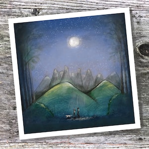 K&ouml;nnte beinhalten: Ein Gem&auml;lde, das ein Paar zeigt, das nachts mit einem Hund durch einen Wald geht. Der Himmel ist dunkelblau mit einem Vollmond und Sternen. Das Paar ist vor der mondbeschienenen Landschaft silhouettiert. Der Wald ist dunkel und geheimnisvoll, mit hohen B&auml;umen und einem gewundenen Pfad.