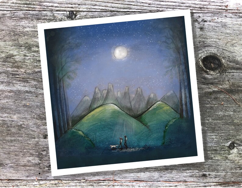 K&ouml;nnte beinhalten: Ein Gem&auml;lde, das ein Paar zeigt, das nachts mit einem Hund durch einen Wald geht. Der Himmel ist dunkelblau mit einem Vollmond und Sternen. Das Paar ist vor der mondbeschienenen Landschaft silhouettiert. Der Wald ist dunkel und geheimnisvoll, mit hohen B&auml;umen und einem gewundenen Pfad.