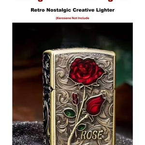 Op de afbeelding: Vintage petroleumluchter met een rozenontwerp. De aansteker heeft een gouden en zilveren afwerking met een rode roos en groene bladeren. De tekst "Vintage Kerosene Lighter" en "Retro Nostalgic Creative Lighter" zijn zichtbaar.