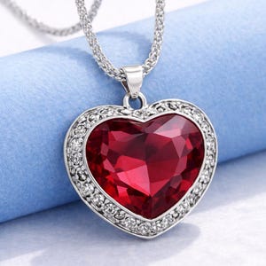 Collar con colgante de corazón estilo retro: zafiro, esmeralda, rubí - baño de plata