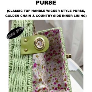 K&ouml;nnte beinhalten: Eine gr&uuml;ne Retro-Strohhandtasche mit klassischem Top-Griff und Korbstil. Die Handtasche hat eine goldene Kette und ein blumiges Innenfutter im Landhausstil. Die Handtasche hat einen hellgr&uuml;nen Lederverschluss mit goldfarbener Hardware. Der Text "SHOP NOW!" steht auf der Handtasche.