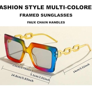 Puede incluir: Gafas de sol con montura cuadrada multicolor y patillas de cadena dorada. La montura presenta un degradado de arcoíris. Texto: FASHION STYLE MULTI-COLORED FRAMED SUNGLASSES FAUX CHAIN HANDLES. Dimensiones: 5,7 cm de altura, 2,0 cm de puente, 5,1 cm de ancho de lente, 14 cm de patilla, 14,8 cm de ancho total.
