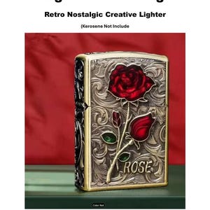 Op de afbeelding: Vintage petroleumluchter met een decoratief rozenontwerp. De aansteker heeft een metallic afwerking met een reli&euml;f bloemenpatroon. De roos is rood met groene bladeren en het woord "ROSE" staat eronder. De tekst "Vintage Kerosene Lighter" staat bovenaan.