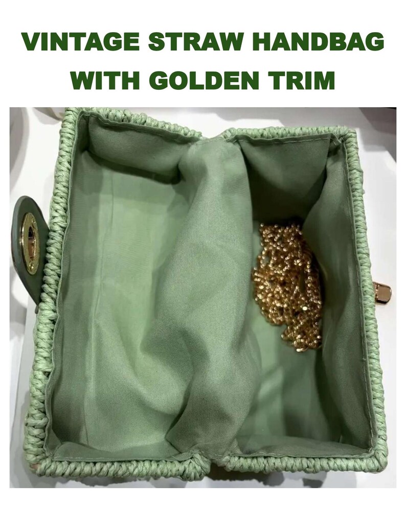 K&ouml;nnte beinhalten: Eine Vintage-Strohhandtasche mit goldenen Verzierungen. Die offene Handtasche ist hellgr&uuml;n mit passendem Innenfutter. Im Inneren ist eine goldene Kette zu sehen. Der Text "VINTAGE STRAW HANDBAG WITH GOLDEN TRIM" befindet sich oben im Bild.