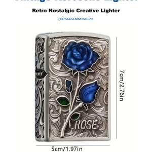Op de afbeelding: Vintage petroleumluchter met een blauw rozenontwerp. De aansteker is 5 cm breed en 7 cm hoog. Het woord "ROSE" staat op de aansteker. De tekst boven de aansteker luidt "Vintage Kerosene Lighter" en "Retro Nostalgic Creative Lighter".