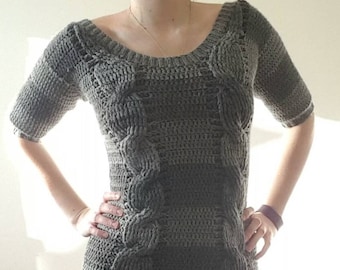 Vestito caldo e carino del maglione della schiena bassa, vestito del maglione del cavo grigio all'uncinetto
