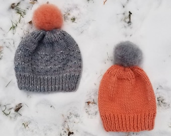 Simpatico berretto lavorato a maglia con pompon sfocato, cappello invernale grigio con pompon rosa, grosso tuque invernale