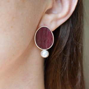 Pink wood modern minimalist pearls earrings, 5th anniversary gift for her, Wood anniversary gift for wife, Unusual wooden earrings image 2