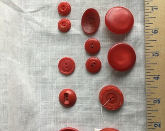 Seize gros boutons vintage en résine rouge