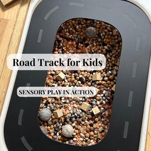 Puede incluir: Una pista de carretera negra para niños con líneas discontinuas blancas, llena de materiales de juego sensorial. El texto "Road Track for Kids" y "SENSORY PLAY IN ACTION" se muestra en la imagen. La pista está rodeada por un borde blanco.