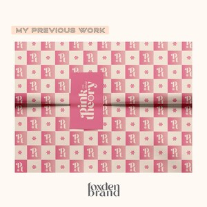 以下が含まれることがあります： ピンクと白の市松模様に、ピンクのロゴが「pink theory est. 2022」と白文字で書かれている。画像の下部に「foxden brand」の文字がある。