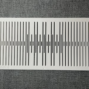 Peut inclure: Métier à tisser en plastique blanc avec un motif de lignes verticales de différentes longueurs. Le métier à tisser est étiqueté "027 MX 6".