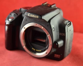 Corpo da Canon EOS 350D com 3 baterias, carregador e adaptador.