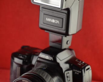 Minolta Dynax (Maxxum ou Sony Alpha) 3xi com 35-80 mm e flash Program 2500D