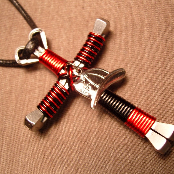 Collier croix disciples sapeurs-pompiers avec breloque casque plaqué argent