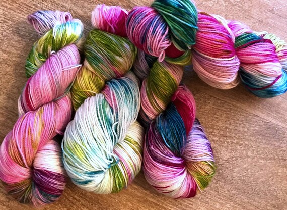 Les Funky - - - main teint Fingering - mérinos Superwash de 80/20 et Nylon - 3 plis en Magenta, vert et bleu Blright 817dca Les Funky - - - main teint Fingering - mérinos Superwash de 80/20 et Nylon - 3 plis en Magenta, vert et bleu Blright 817dca