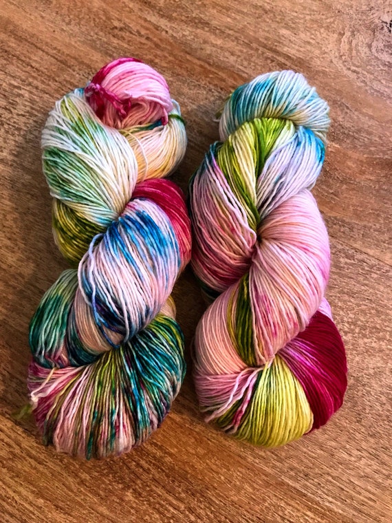 Les Funky - - - main teint Fingering - mérinos Superwash de 80/20 et Nylon - 3 plis en Magenta, vert et bleu Blright 817dca Les Funky - - - main teint Fingering - mérinos Superwash de 80/20 et Nylon - 3 plis en Magenta, vert et bleu Blright 817dca