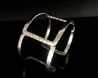 Pulsera abierta de plata de ley martillada: diseño geométrico