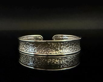 Pulsera de plata de ley oxidada y martillada: textura hecha a mano